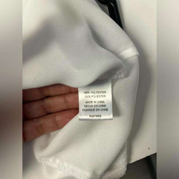 Violet and Claire white sleeveless shirt with zipper back and bottom back slit - Picture 2 of 4